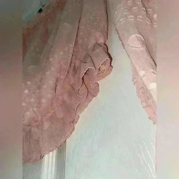 ❤️ Pink Cropped Long Sleeved Top with Textured Print - Picture 2 of 6